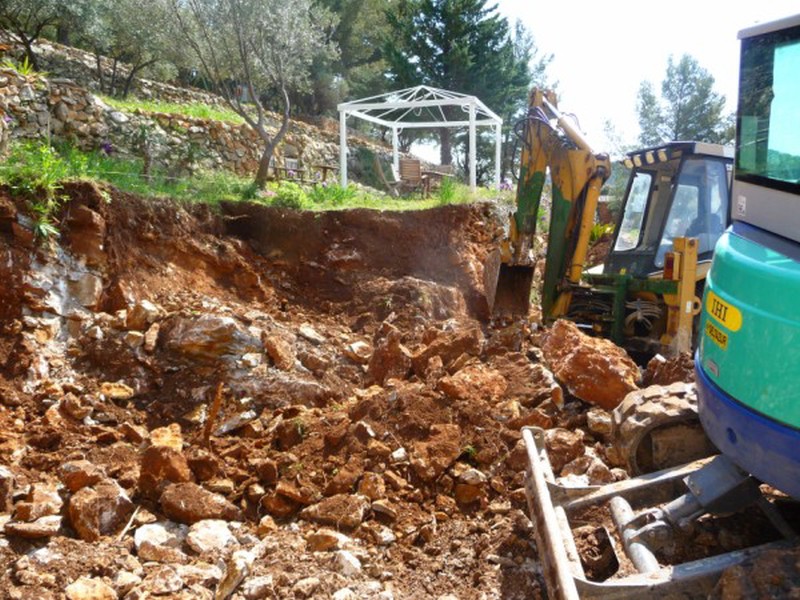 terrassement sur TOULON et récupération des roches pour création de nouveaux murs en pierres sèches